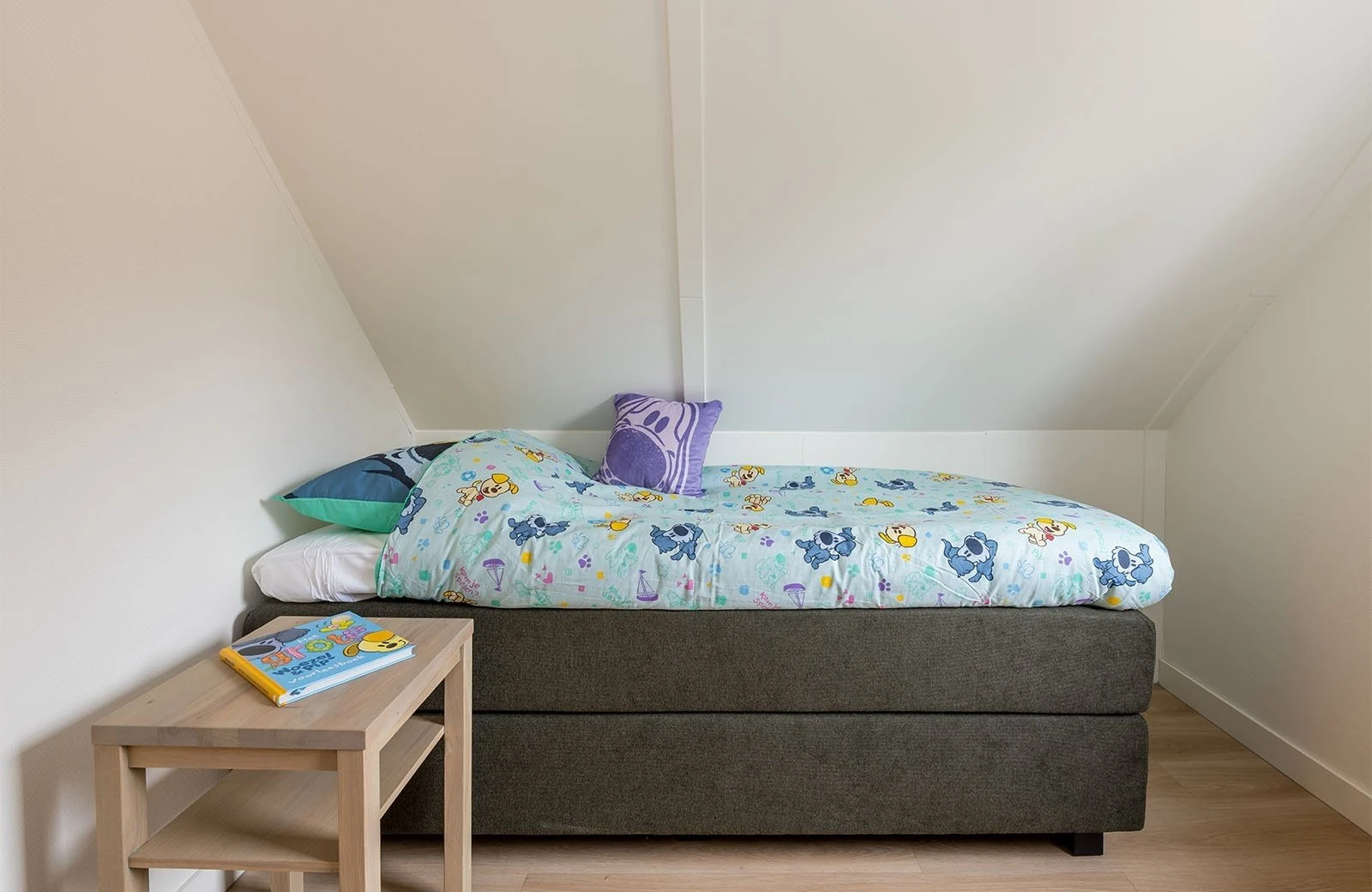 Buurpoes villa slaapkamer eenpersoonsbed