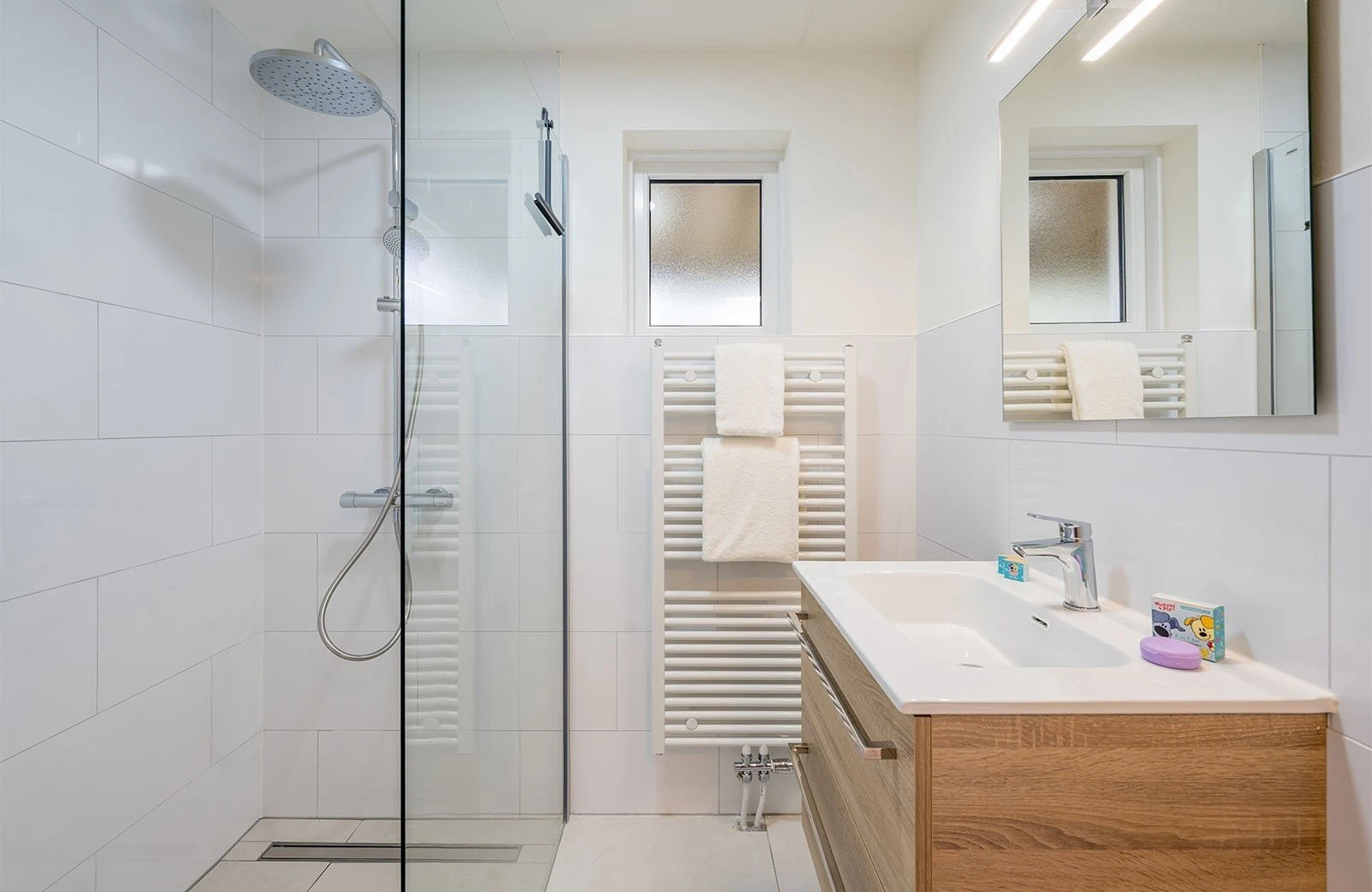 Woezel pip villa badkamer met regendouche